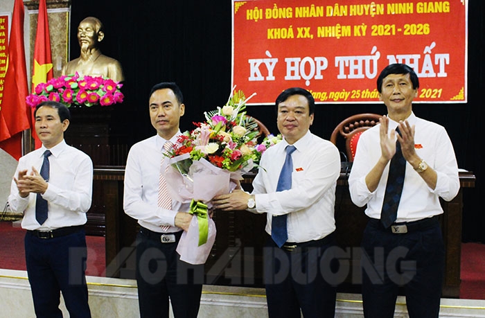 VIDEO: Đồng chí Nguyễn Gia Bảng giữ chức Chủ tịch HĐND huyện Ninh Giang 
